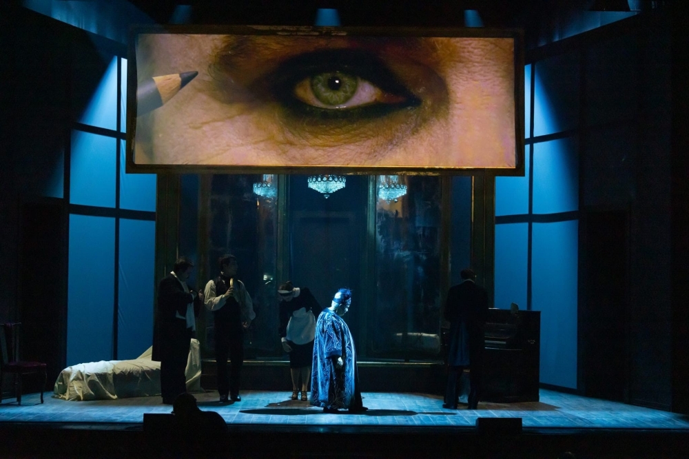 Magnifica Presenza di Ferzan Ozpetek : un ponte magico tra cinema e teatro 