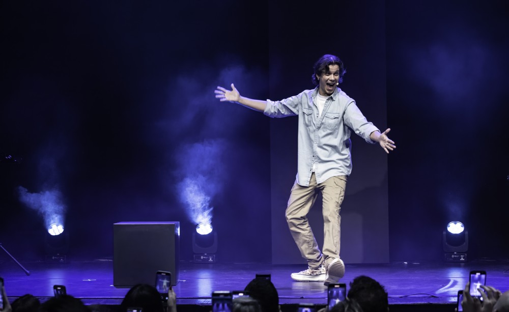 Michele Basile dalle star dei social al palcoscenico debutta con “Stai Karma” al Manzoni di Milano 