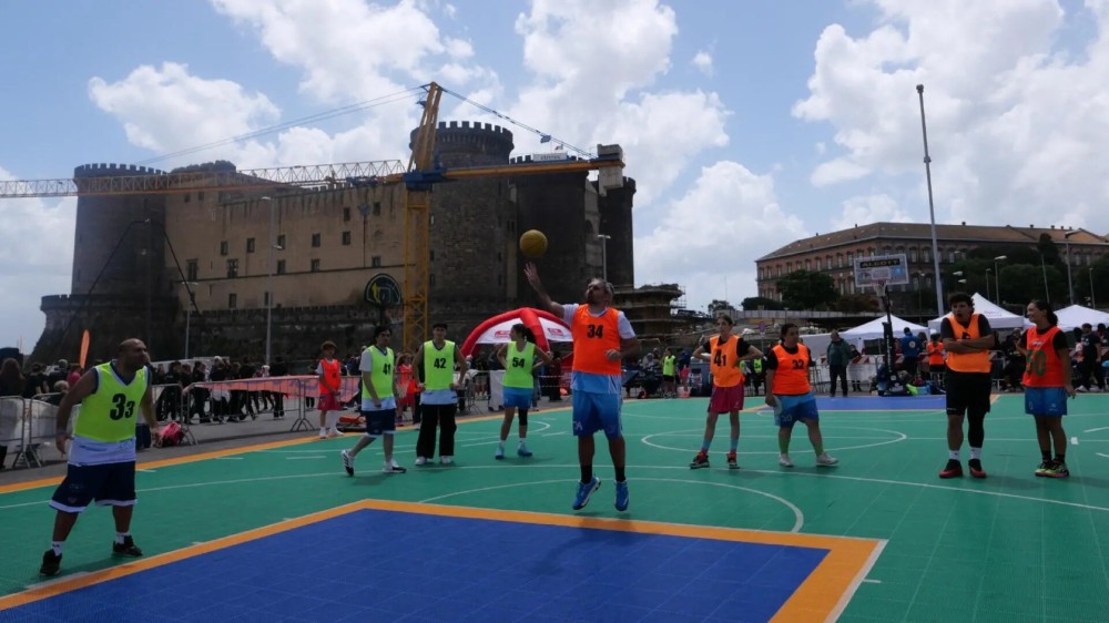 Napoli: lo Sport Kids Festival trasforma Piazza Municipio in arena inclusiva — Centinaia di bambini scoprono lo sport come comunità