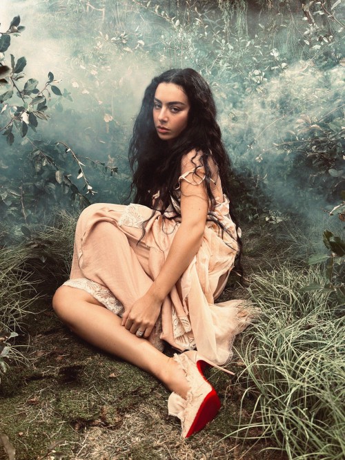 Sport, cinema e passione nell'attesa: Charli XCX l...