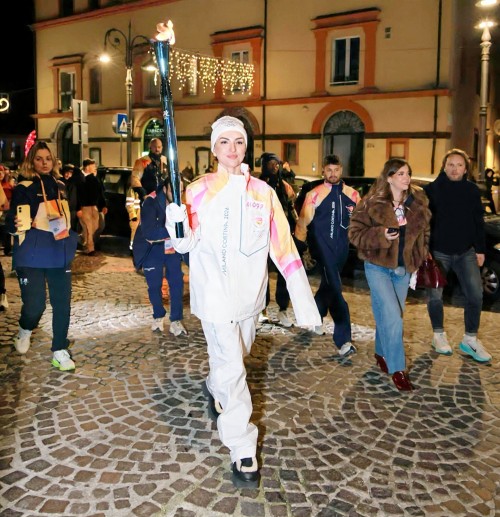 Arisa porta la fiamma olimpica nella sua Potenza l...