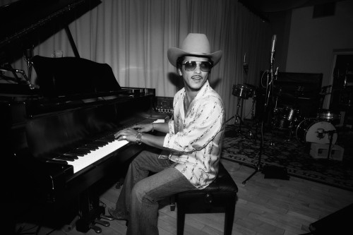 Bruno Mars torna con il singolo al numero 1 e albu...