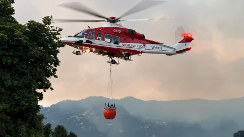 Incendio sul Monte Goj a Como: 50 sfollati, fiamme a 20 metri dalle case. Fontana: "Nessun ferito, 180 vigili al lavoro"